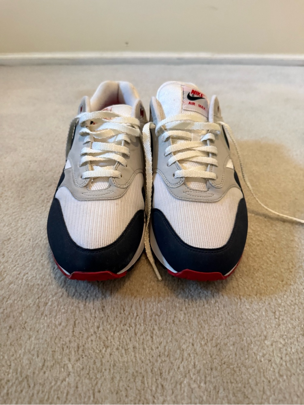 Nike Men’s Sneakers in White, navy and red accent - Picture 2 of 3
